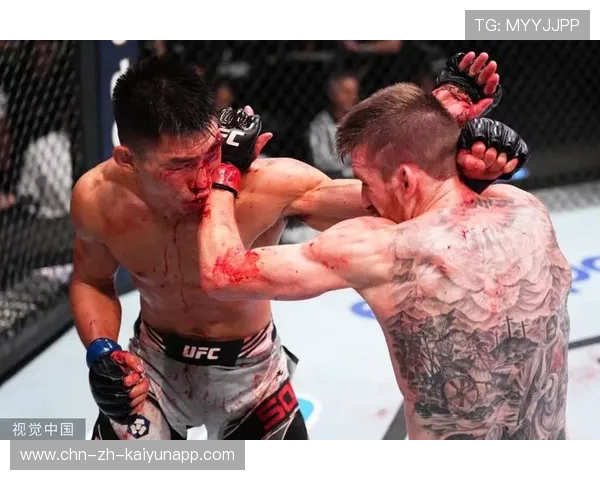 UFC惊天一击：拳手奋战到底，护具凹陷背后的荣耀与拼搏